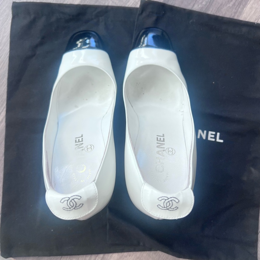 Vintage Chanel pumps Elegant White and Black Women's Heels EUC Womens 8 - Picture 9 of 11